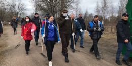Губернатор Александр Дрозденко работает на субботнике в исторической части Выборга