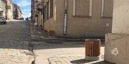 Пешеходная часть Крепостной улицы в Выборге обзавелась новыми урнами