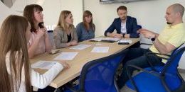 В Выборге специалисты районного отдела молодежной политики встречают гостей из Ленобласти