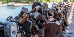 С Крепостного моста в Выборге снимут «свадебные замки»