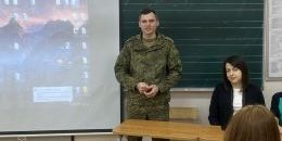 Участник СВО и волонтеры фонда помощи «Выборгский рубеж» встретились со школьниками