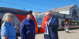 Заместитель транспортного прокурора принимал жалобы по пути из Петербурга в Выборг