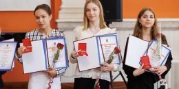 Лучших выборгских школьников наградили медалями за отличную учёбу   
