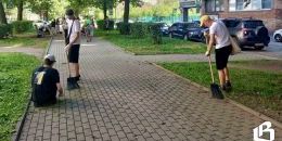 Ребята из трудовых бригад наводят чистоту в городе 