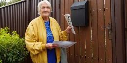 «Улыбнитесь, друзья, почтальону»