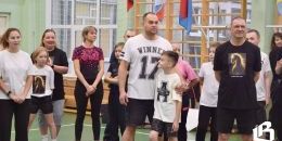 Папы и дети поздравили мам с помощью физкультуры 