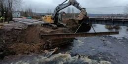 Подрядчики приступили к демонтажу моста через реку Михалевка