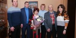 Выборжанка Людмила Титова принимает поздравления с 90-летием