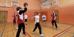 Школьники сыграли в баскетбол в честь памятной даты