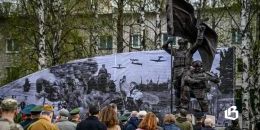 «И только мы к плечу плечом»…