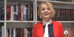 Актриса Светлана Баева поздравила библиотекарей моноспектаклем