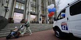 Многодетные семьи Ленобласти получили микроавтобусы и жилищные сертификаты