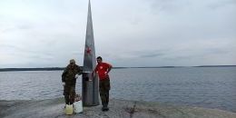 В память о 200 красноармейцах на острове Большой Игольчатый воздвигнута стела