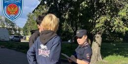 На улицах Выборга инспекторы ДПС рассказывают детям о безопасности