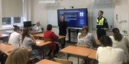 За парты — с инспектором: необычные уроки безопасности для родителей от ГИБДД