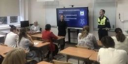 За парты — с инспектором: необычные уроки безопасности для родителей от ГИБДД
